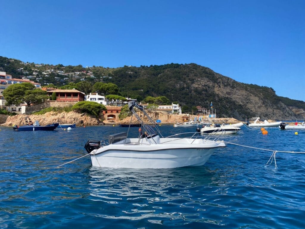 Mar I sense titulació a Begur - Costa Brava, vista des d’una embarcació