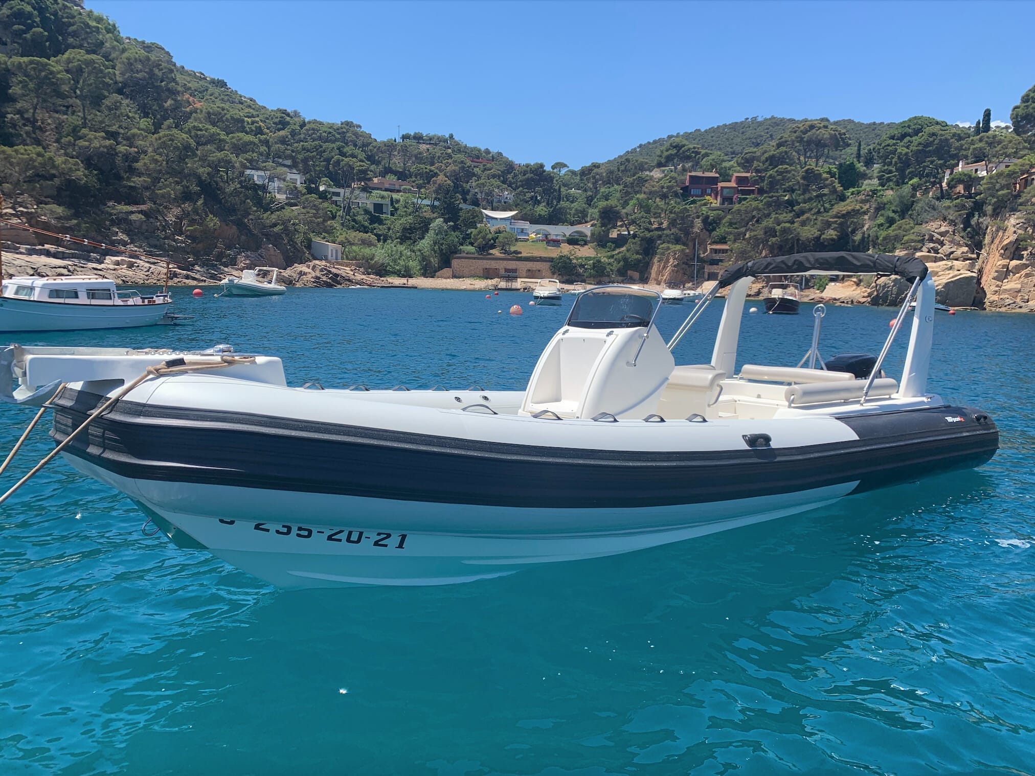 Tarpon 790 LX amb disseny semirrígid, navegant a Begur - Costa Brava, per a usuaris amb PNB